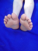 Different feet. 